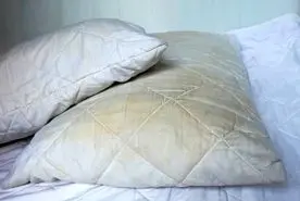 فقط با یک بار شستشو مثل برف سفید می‌شود! یک روش طبیعی برای سفید کردن فوری بالش‌های زرد شده!