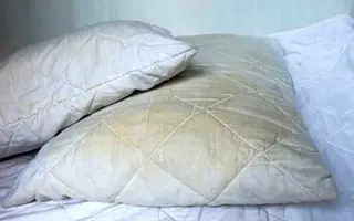 فقط با یک بار شستشو مثل برف سفید می‌شود! یک روش طبیعی برای سفید کردن فوری بالش‌های زرد شده!