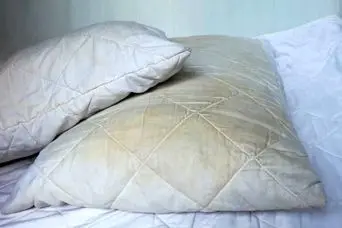 فقط با یک بار شستشو مثل برف سفید می‌شود! یک روش طبیعی برای سفید کردن فوری بالش‌های زرد شده!