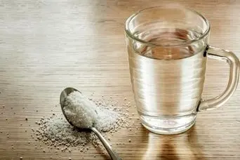 خوردن آب نمک با معده خالی و این همه خاصیت 