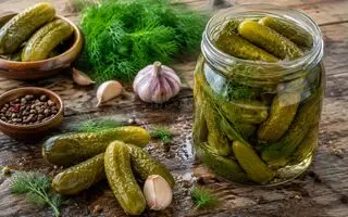 طرز تهیه خیارشور خانگی ترد و خوشمزه با ماندگاری بالا در نیم ساعت