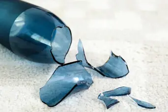 6 ترفند آسان، ارزان و بی خطر برای جمع آوری خورده شیشه از روی زمین و فرش