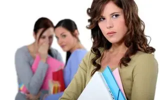 روانشناسی شخصیت: می‌خوای بدونی کیا پشت سرت غیبت می‌کنن؟ نشانه‌های پنهان رو کشف کن!