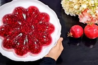 طرز تهیه دسر ژله انار و خامه با کمترین مواد و در کوتاه‌ترین زمان