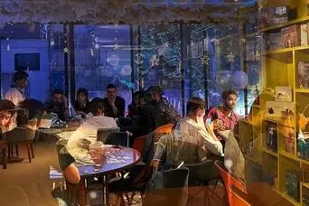 ۱۴ ترفند طلایی برای حرفه‌ای شدن در بازی مافیا | طوری بازی کنید که هیچ‌کس نتواند دست‌تان را بخواند!