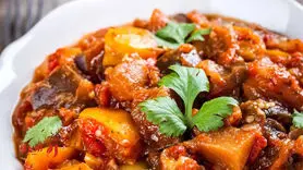 طرز تهیه یتیمچه بادمجان و گوجه | غذای کم‌خرجی که با یک تابه آماده می‌شود