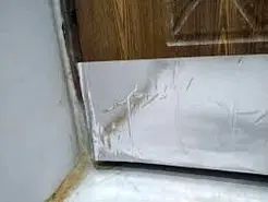 ترفند فوری خلاص شدن از پوسیدگی درب حمام | با این ترفند درب حمام همیشه نو می‌ مونه