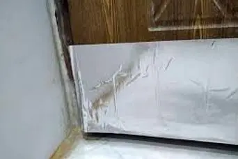 ترفند فوری خلاص شدن از پوسیدگی درب حمام | با این ترفند درب حمام همیشه نو می‌ مونه