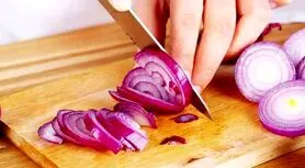 چندتا ترفندی که کمتر کسی موقع خورد کردن پیاز به کار میبره | یه عمر اشتباهی پیاز خورد میکردیم