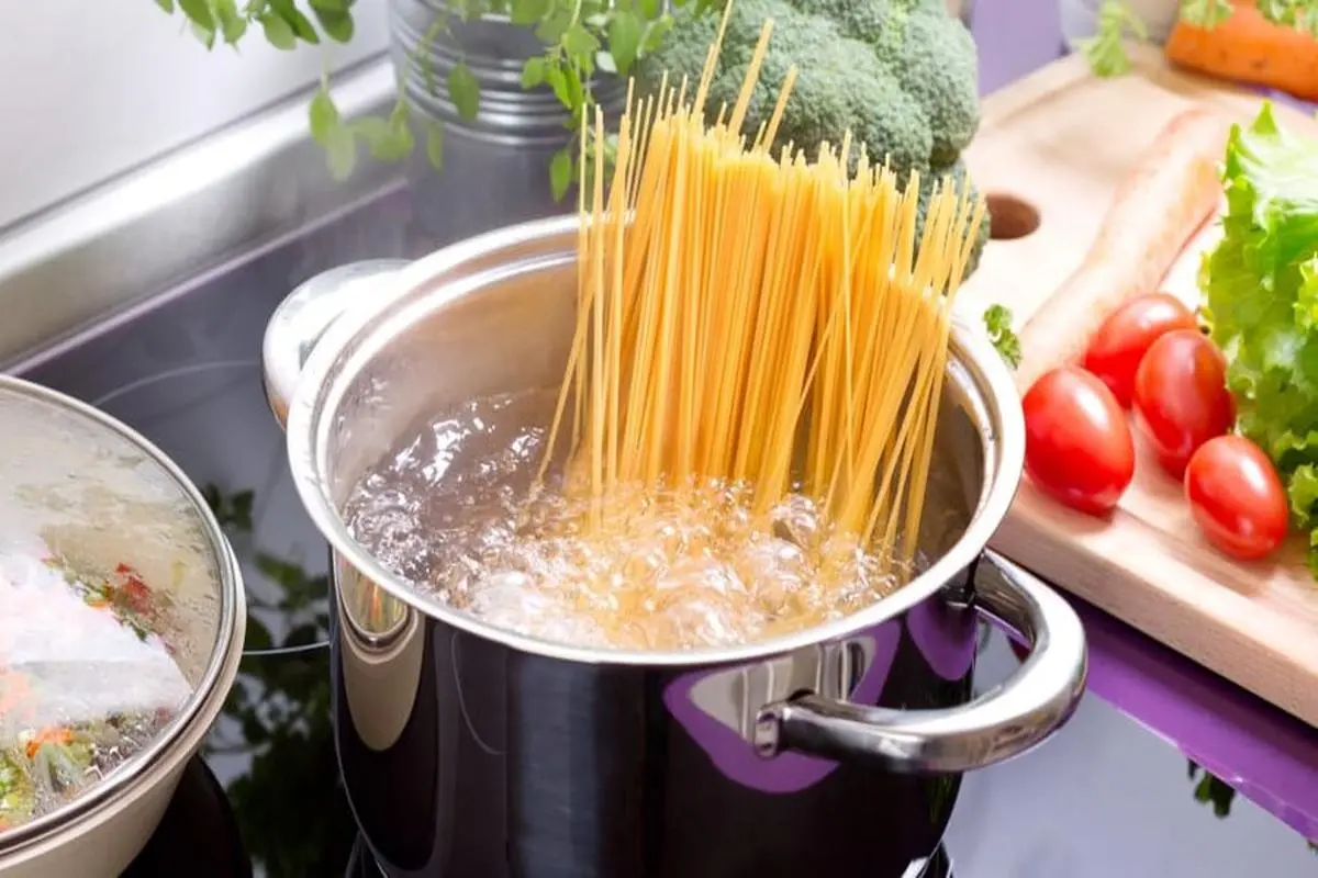 تا الان ماکارونی را اشتباه میشکستیم! ؛ ترفند درست و علمی برای شکستن ماکارونی