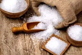افزودن نمک به شامپو؛ راز طبیعی موهای پرپشت و بدون شوره