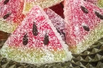 طرز تهیه باسلوق هندوانه‌ای؛ دسر یلدایی جذاب برای شب یلدا