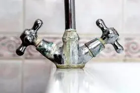 ترفند کاربردی برای از بین بردن رسوب شیر آلات | از بین بردن رسوبات شیرآلات با این مواد خانگی