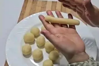 طرز تهیه شیرینی بامیه با آرد و آب؛ ساده، خوشمزه و بدون نیاز به فر