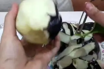 از بین بردن تلخی بادمجان با ساده ترین روش که تا حالا نمیدونستی!