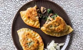 طرز تهیه پیراشکی اسفناج؛ یک غذای سالم و مقوی و اقتصادی