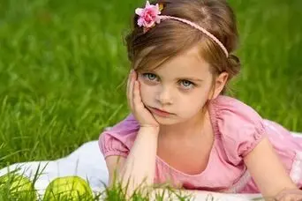 چگونه دختر دار شویم؟ باورهای رایج و روش‌های قدیمی برای داشتن فرزند دختر