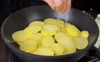 طرز تهیه کاسرول سیب‌زمینی و تخم‌مرغ در ۲۰ دقیقه! بدون گوشت و مجلسی