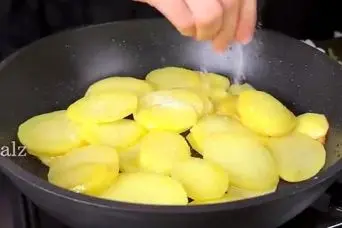 طرز تهیه کاسرول سیب‌زمینی و تخم‌مرغ در ۲۰ دقیقه! بدون گوشت و مجلسی