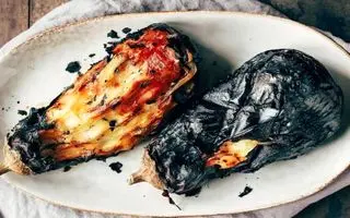 ترفند مامان بزرگا برای پوست کندن بادمجون کبابی لو رفت ؛ ترفند جادویی پوست کندن بادمجون کبابی تو 10 ثانیه