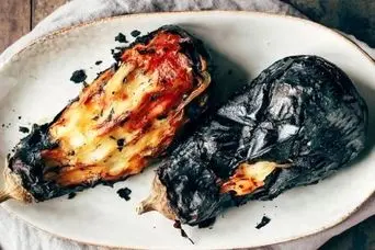 ترفند مامان بزرگا برای پوست کندن بادمجون کبابی لو رفت ؛ ترفند جادویی پوست کندن بادمجون کبابی تو 10 ثانیه