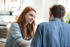 ۱۰ موضوع جذاب برای شروع مکالمه و جلب توجه دیگران