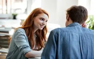 ۱۰ موضوع جذاب برای شروع مکالمه و جلب توجه دیگران