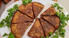 طرز تهیه کوکو بادمجان خانگی؛ فوت‌وفن گرفتن آب بادمجان و بستن مایه