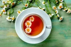 خواص دمنوش بابونه و عسل؛  کاهش نفخ و اسپاسم های سیستم گوارشی
