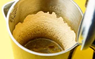 ترفند جادویی از بین بردن رسوب کتری با سیب زمینی 